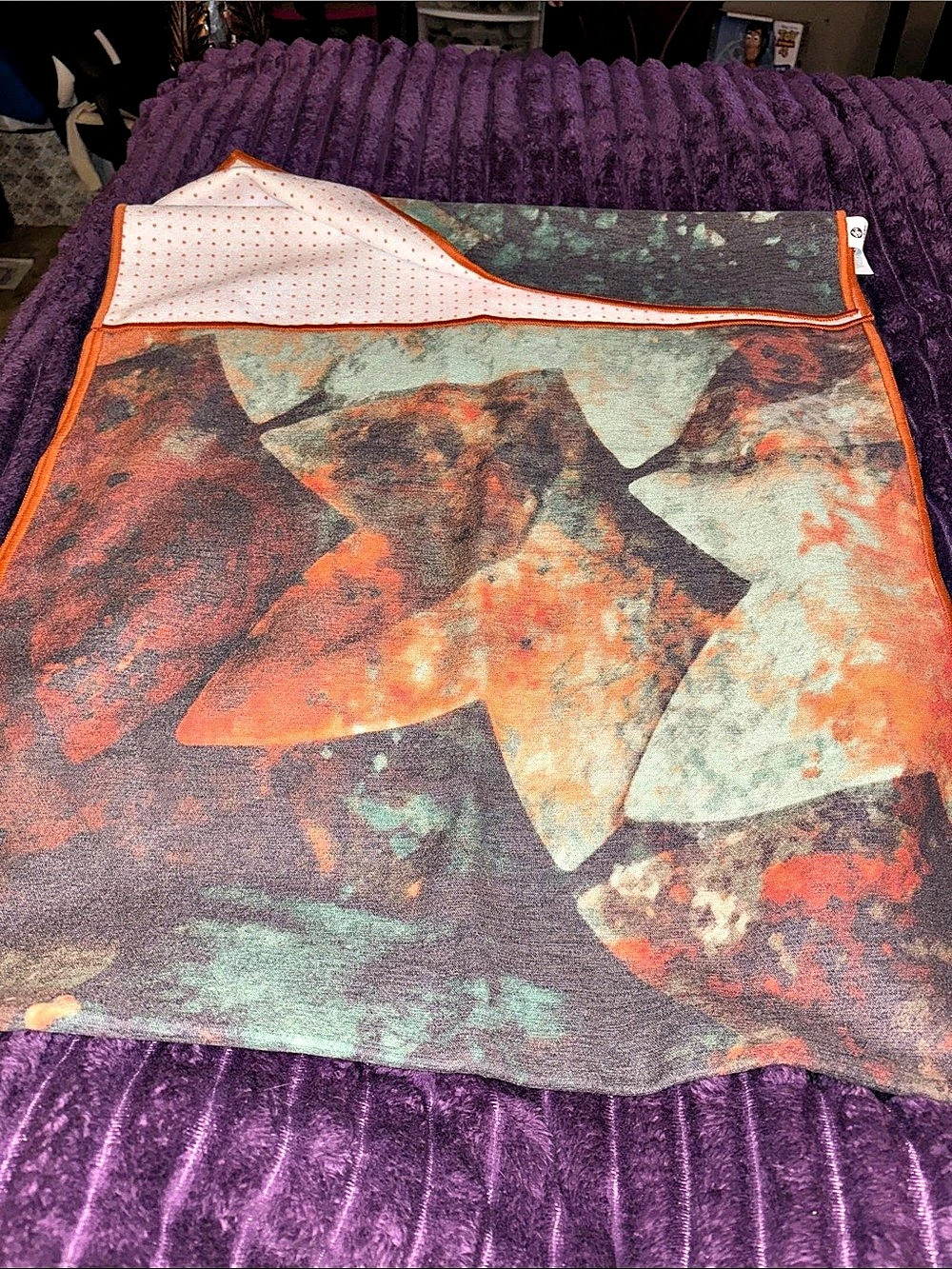Manduka Yogitoes Yoga Mat Towel Printed Yoga Mat Towel in Black & Orange